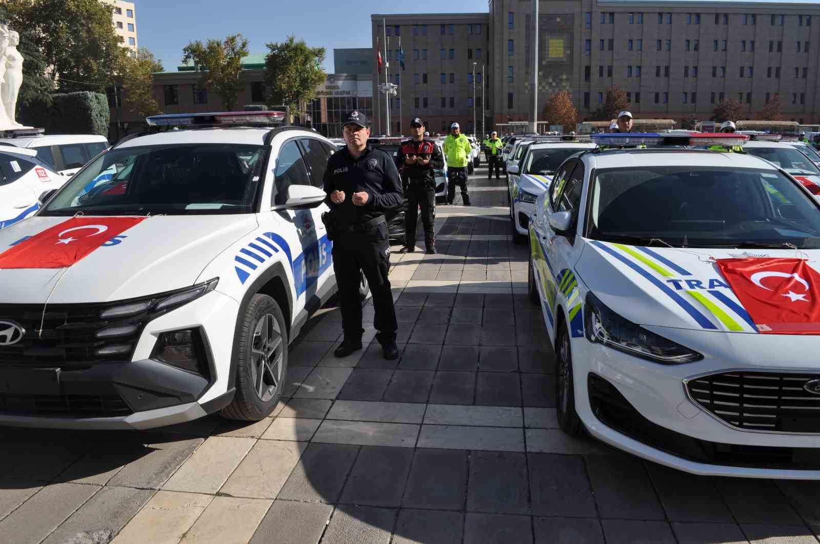 Eskişehir’de emniyet ve jandarma teşkilatına 88 aracın teslimi için tören düzenlendi
