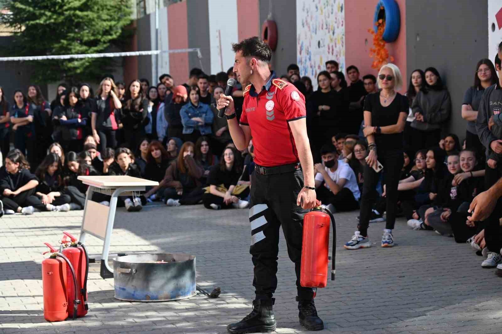 Bozüyük’te Anadolu Lisesi öğrencilerine yangın eğitimi
