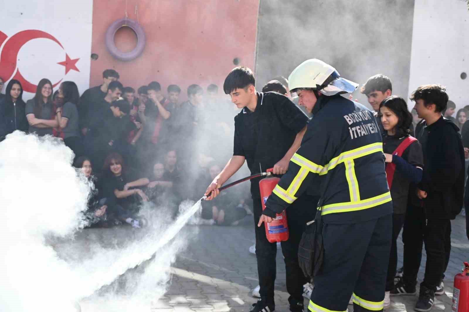 Bozüyük’te Anadolu Lisesi öğrencilerine yangın eğitimi
