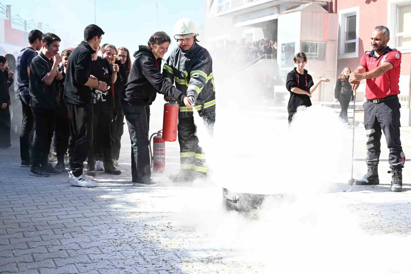 Bozüyük’te Anadolu Lisesi öğrencilerine yangın eğitimi
