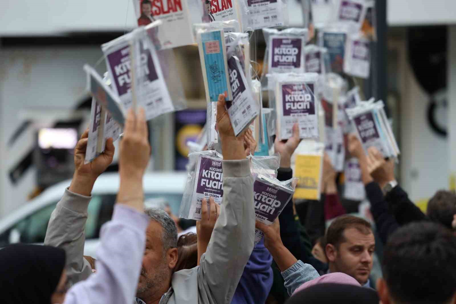 Asırlık çınarlar kitap açtı, 5 bin kitap 5 dakikada toplandı
