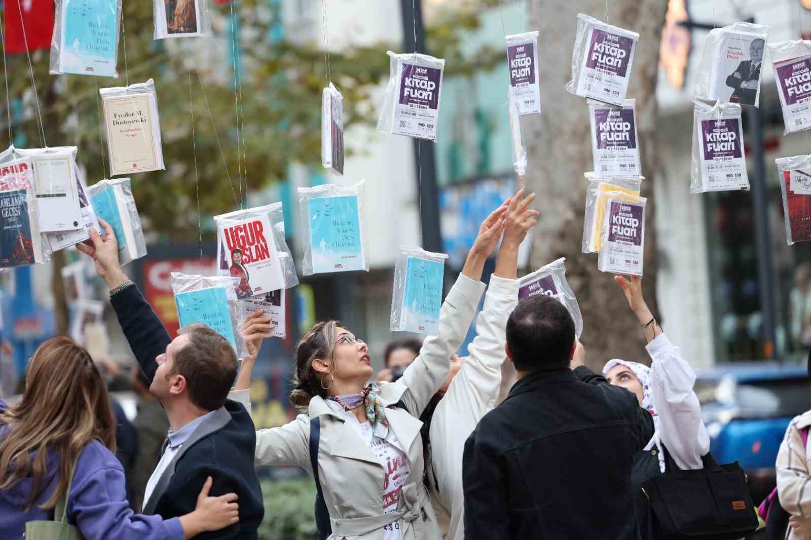 Asırlık çınarlar kitap açtı, 5 bin kitap 5 dakikada toplandı
