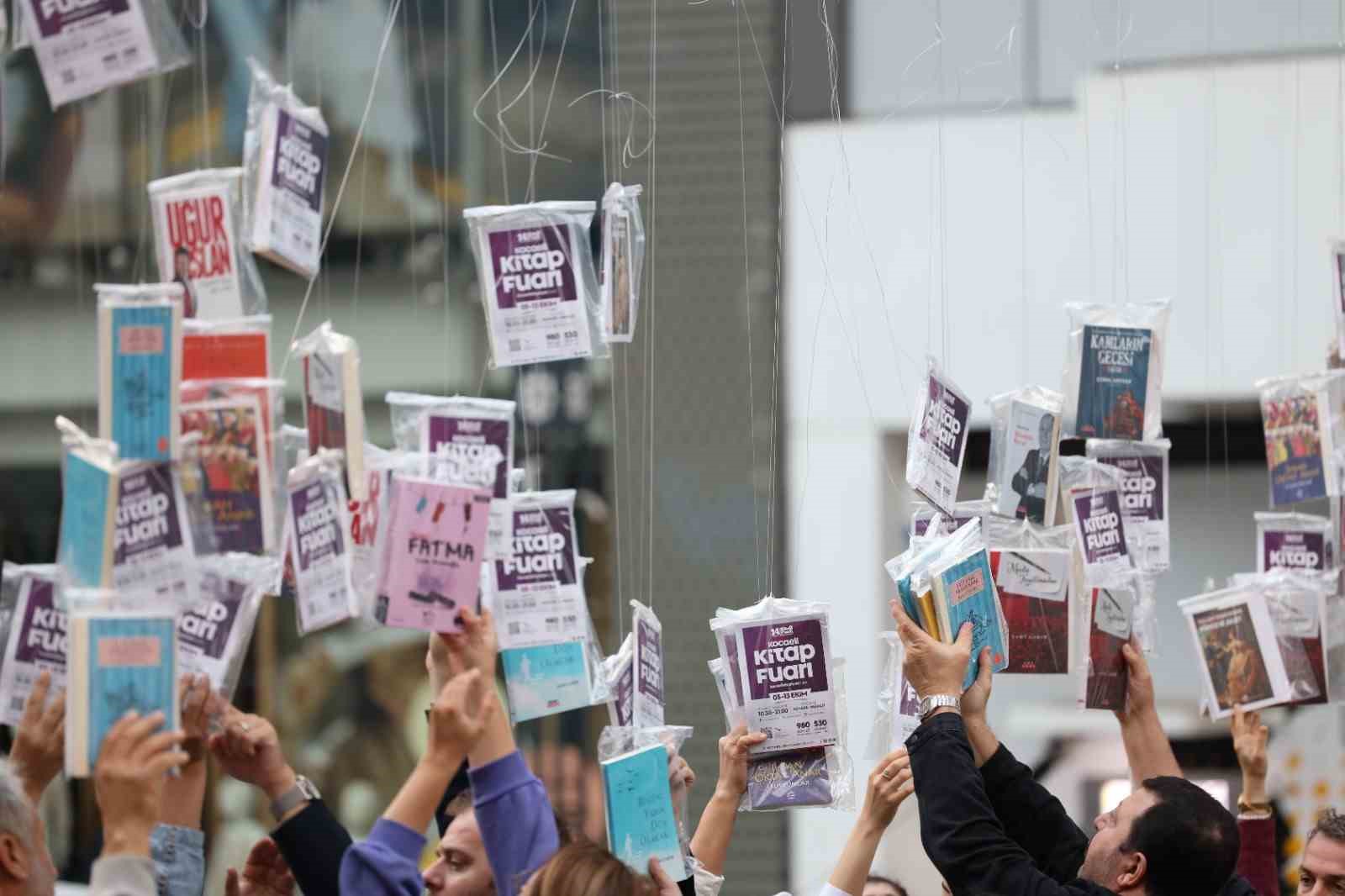 Asırlık çınarlar kitap açtı, 5 bin kitap 5 dakikada toplandı
