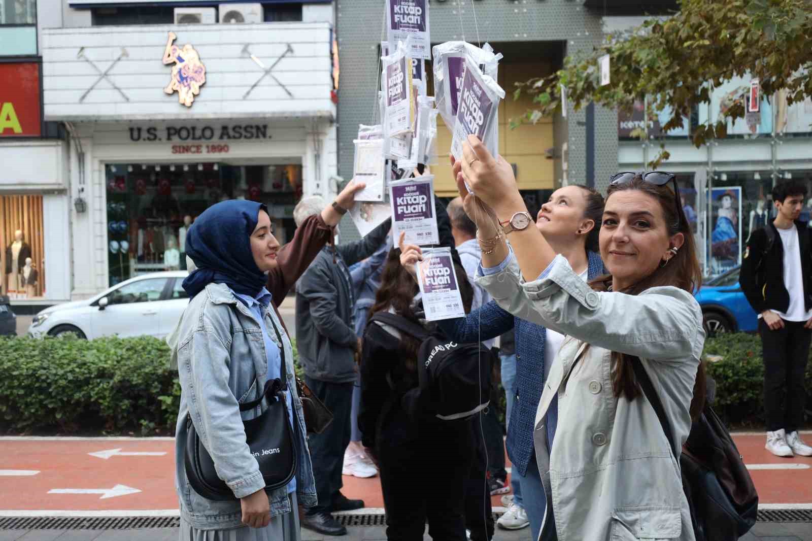 Asırlık çınarlar kitap açtı, 5 bin kitap 5 dakikada toplandı
