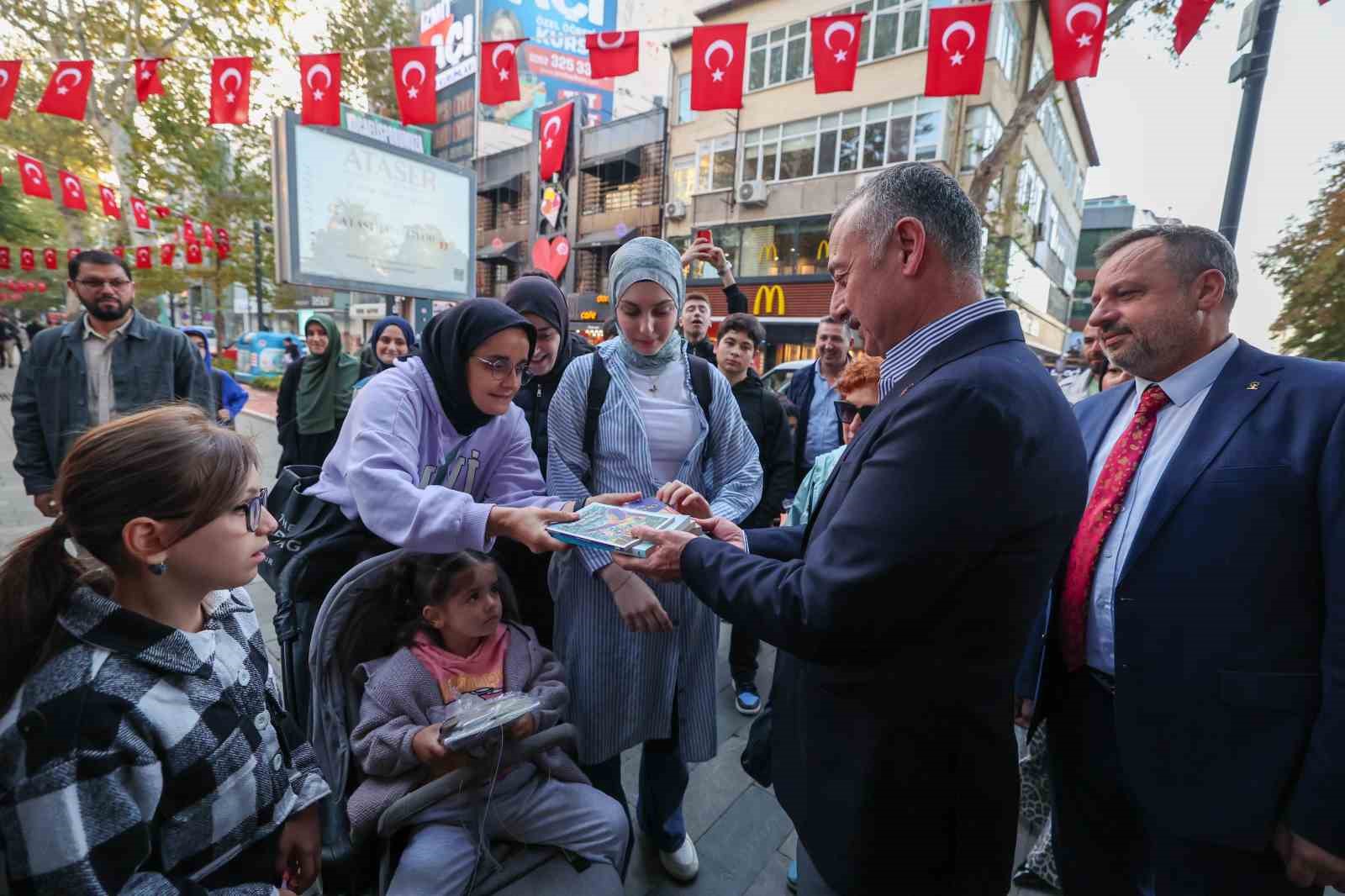 Asırlık çınarlar kitap açtı, 5 bin kitap 5 dakikada toplandı
