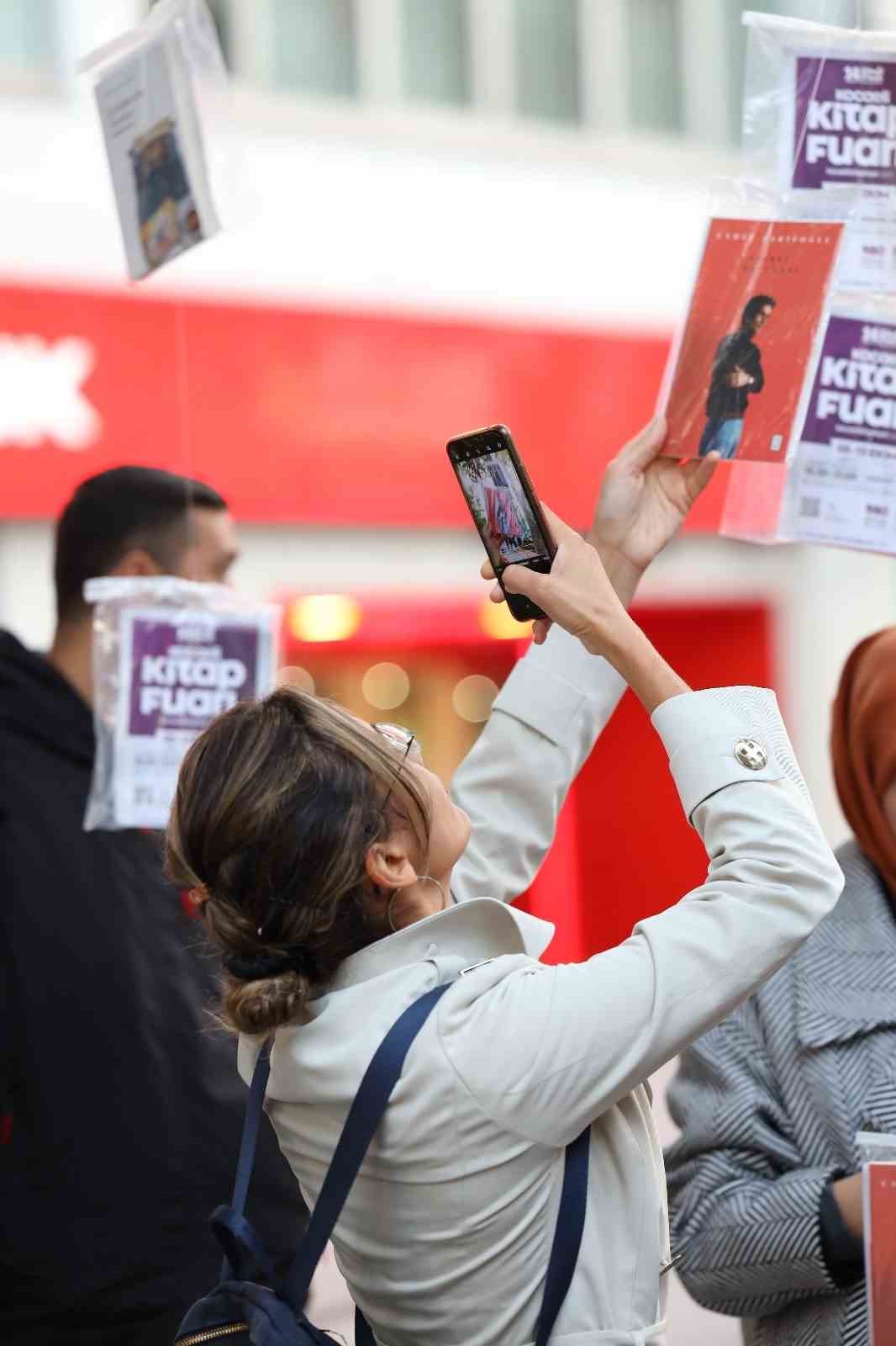 Asırlık çınarlar kitap açtı, 5 bin kitap 5 dakikada toplandı
