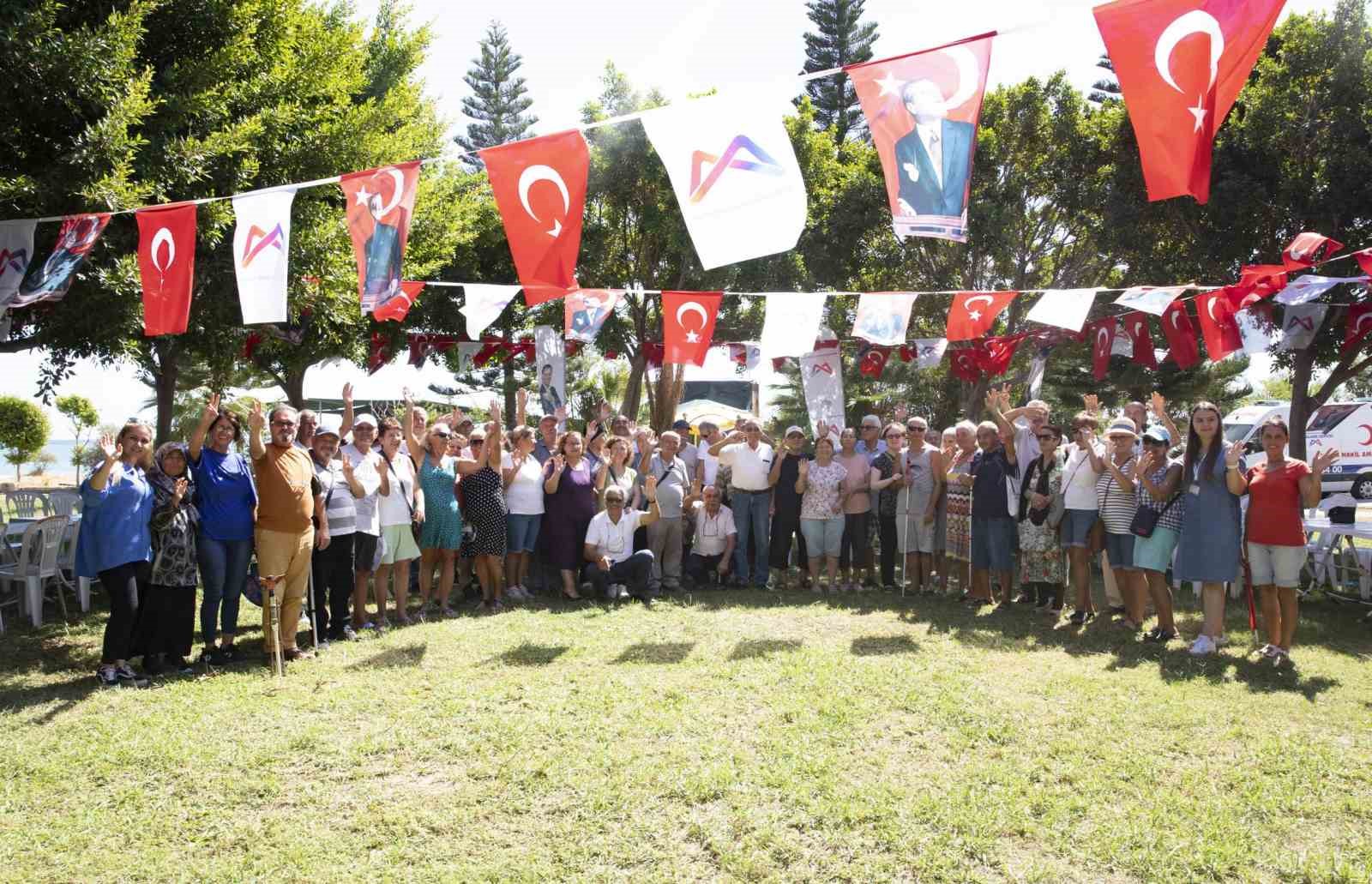 Yaş almış vatandaşlar Büyükşehir Belediyesinin etkinliklerinde eğlendi
