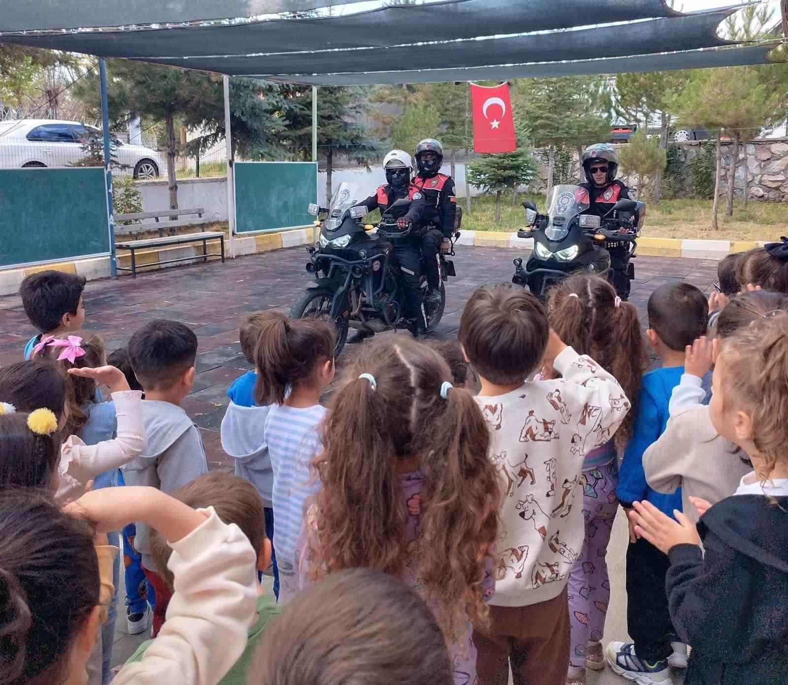 Tatvan’da anaokulu öğrencilerine boyama kitabı hediye edildi
