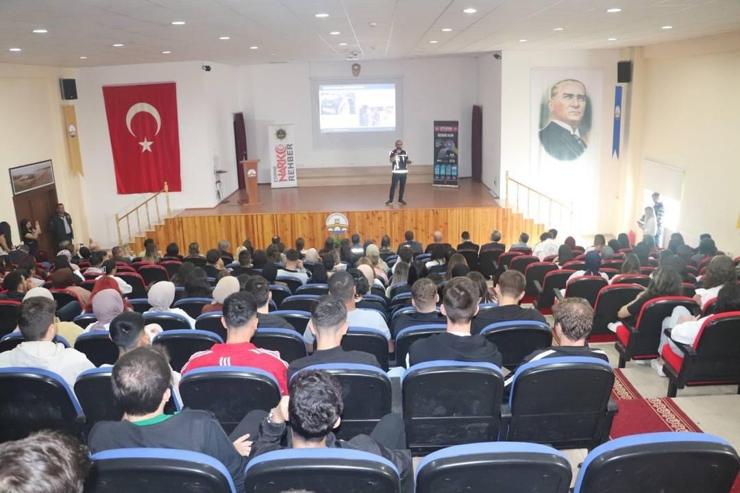 Polis ekiplerince öğrencilere narko gençlik eğitimi
