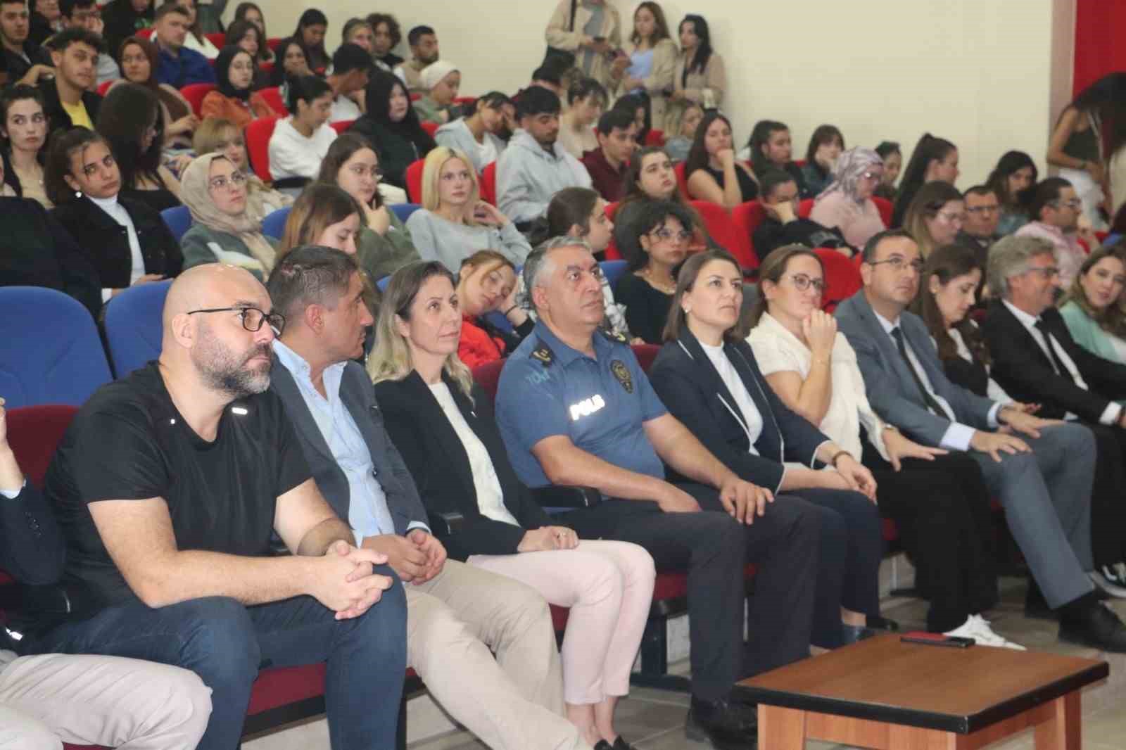 Polis ekiplerince öğrencilere narko gençlik eğitimi
