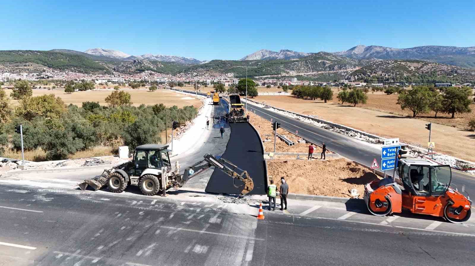 Otogar yolunda üçüncü kat sıcak asfalt çalışması başladı
