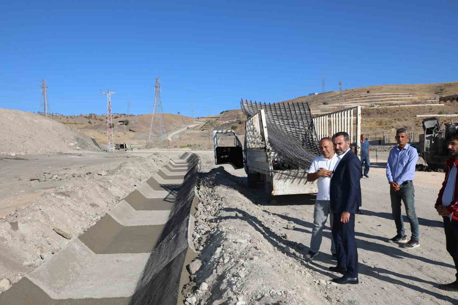 Başkan Şerifoğulları, Karşıyaka-Beyyurdu yolunda incelemelerde bulundu
