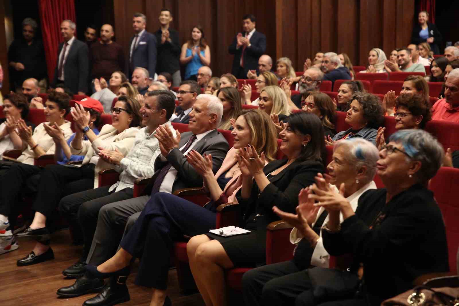 Bursa Şehir Tiyatrosu’ndan görkemli prömiyer
