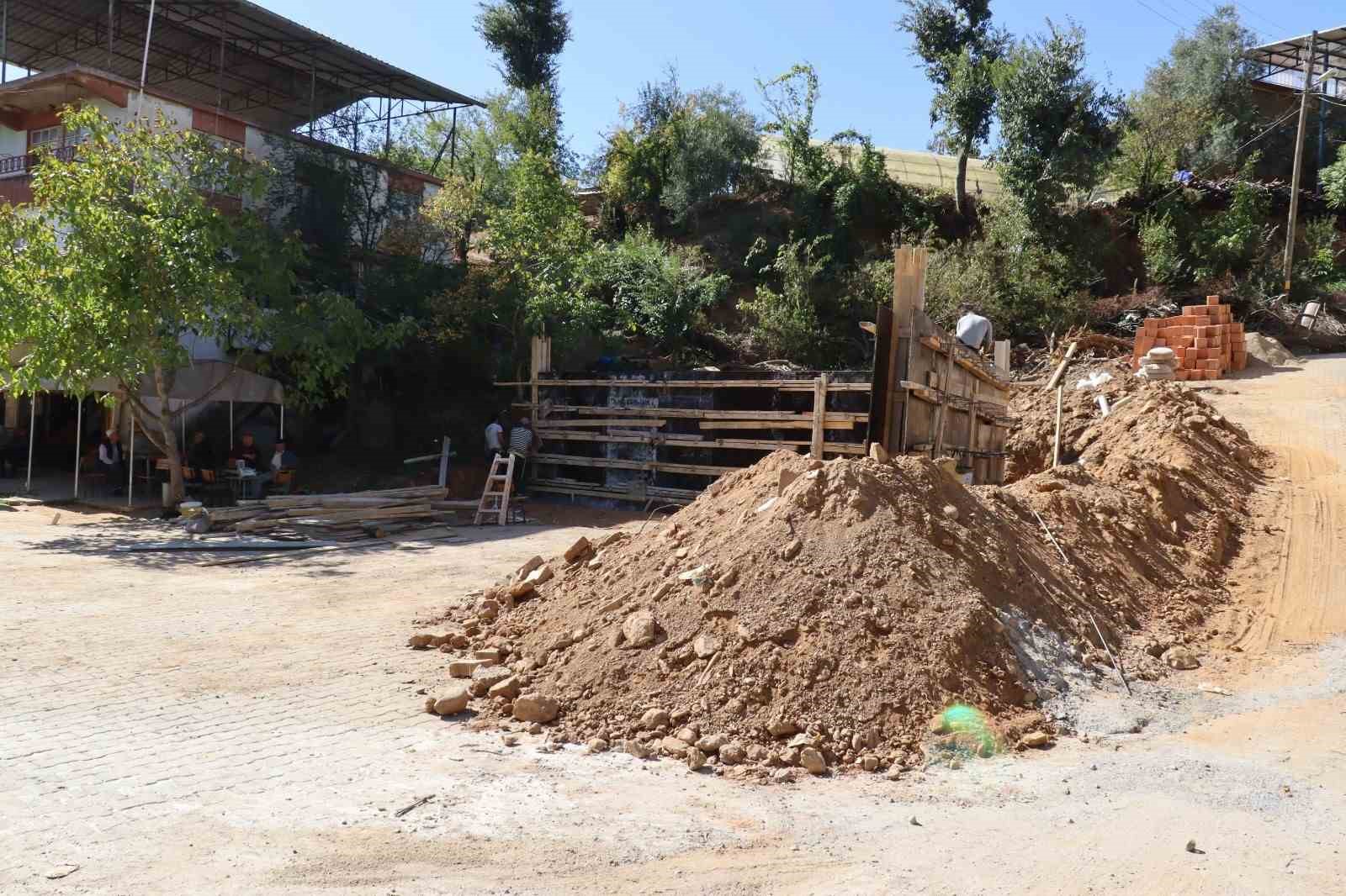 Hisarcık’ta köy meydanı genişletiliyor
