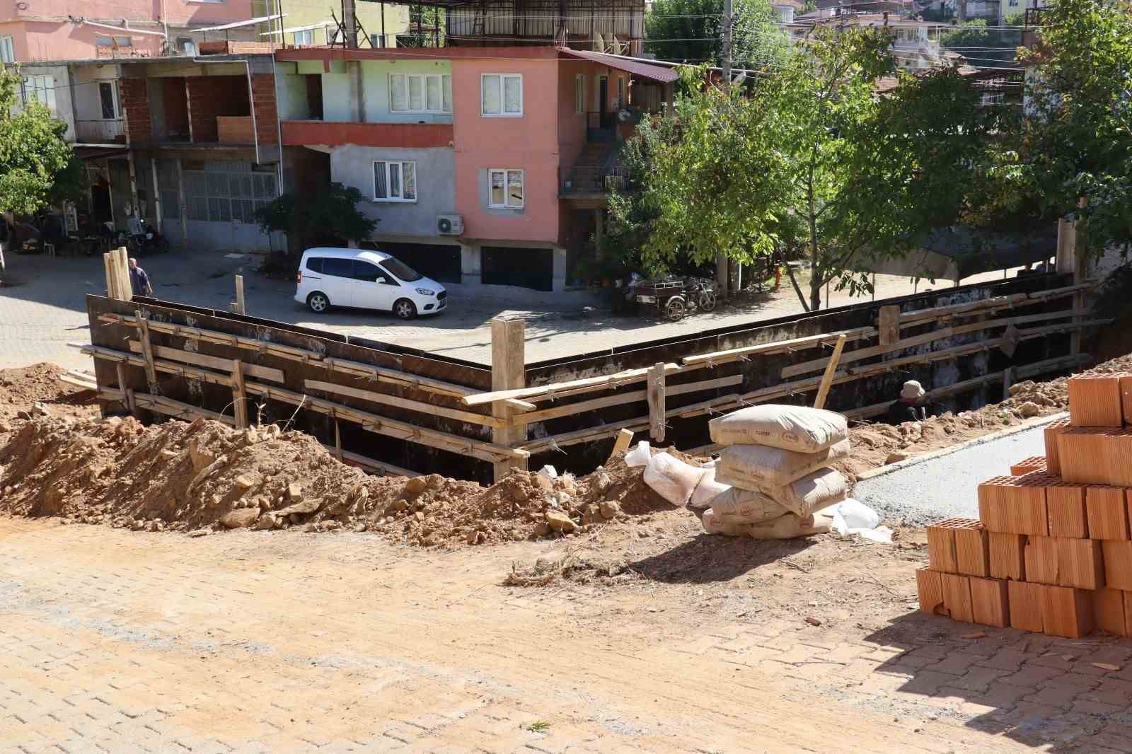 Hisarcık’ta köy meydanı genişletiliyor
