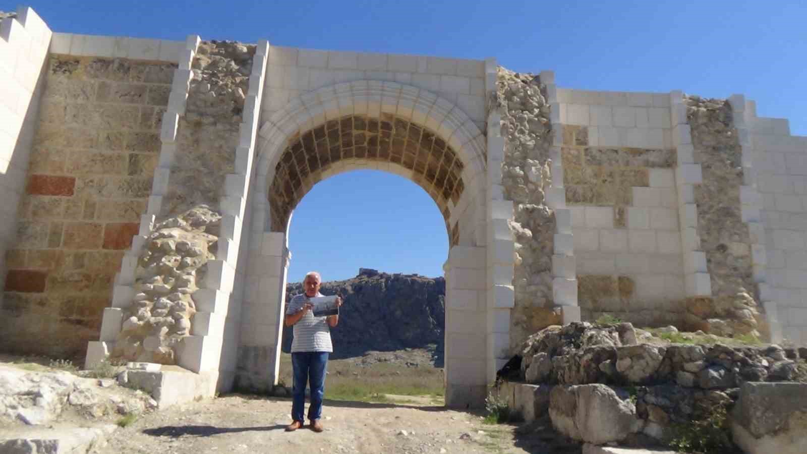 Anavarza antik kentindeki kale kapısı restorasyonu tepkiye neden oldu
