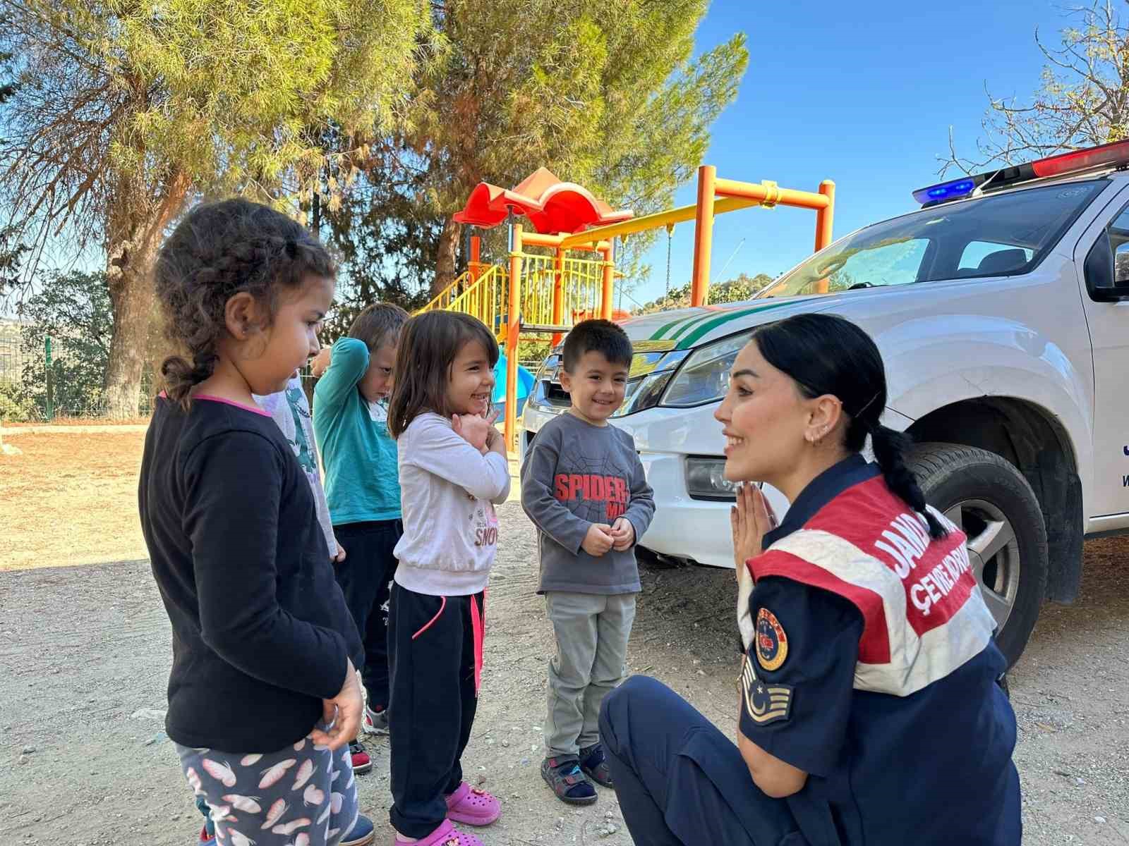 Aydın’da jandarma ekipleri miniklere hayvan sevgisi aşıladı
