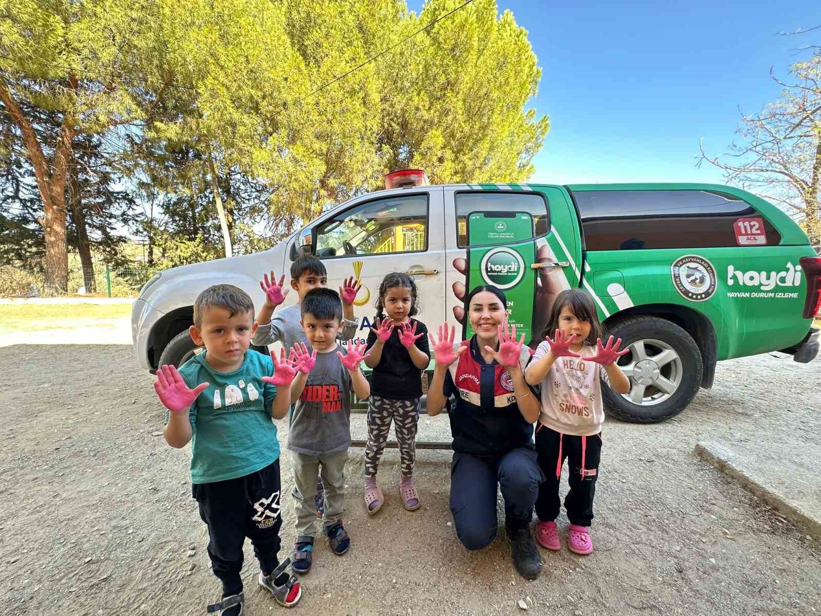 Aydın’da jandarma ekipleri miniklere hayvan sevgisi aşıladı
