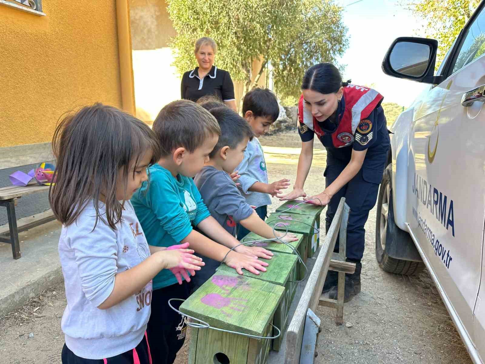 Aydın’da jandarma ekipleri miniklere hayvan sevgisi aşıladı
