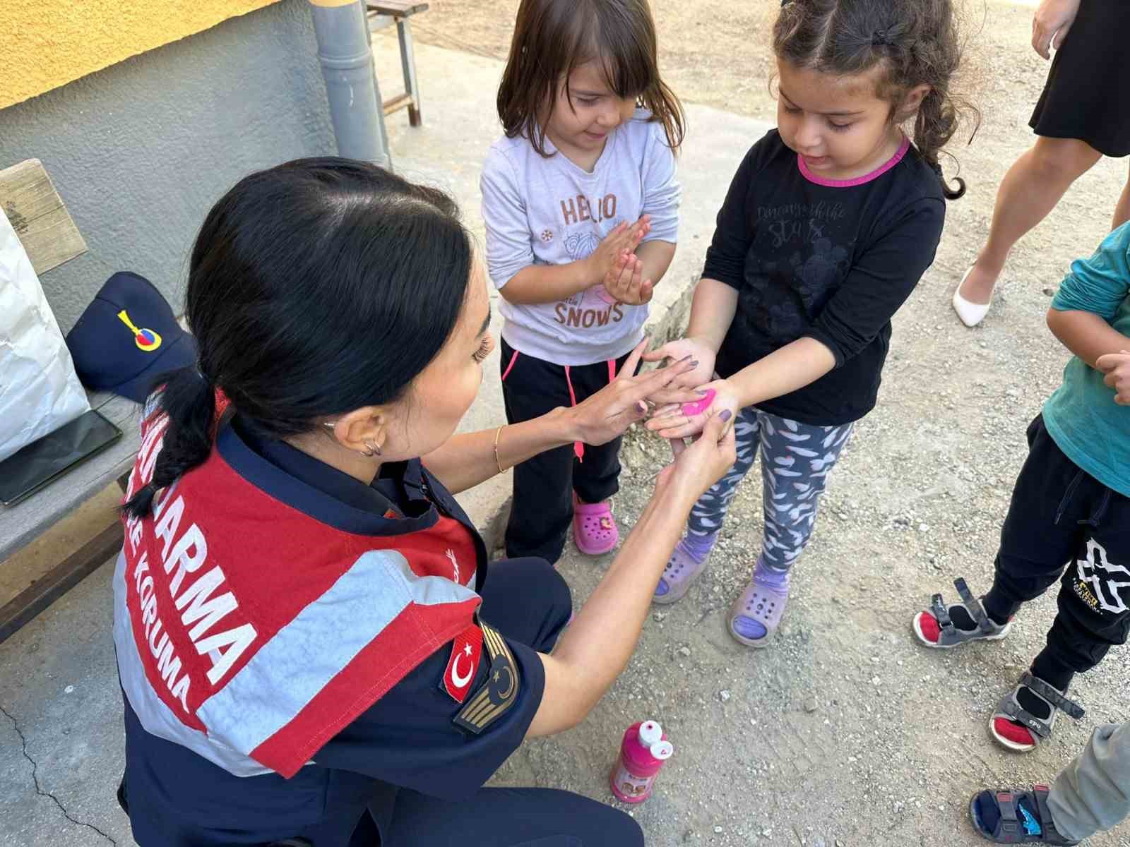 Aydın’da jandarma ekipleri miniklere hayvan sevgisi aşıladı
