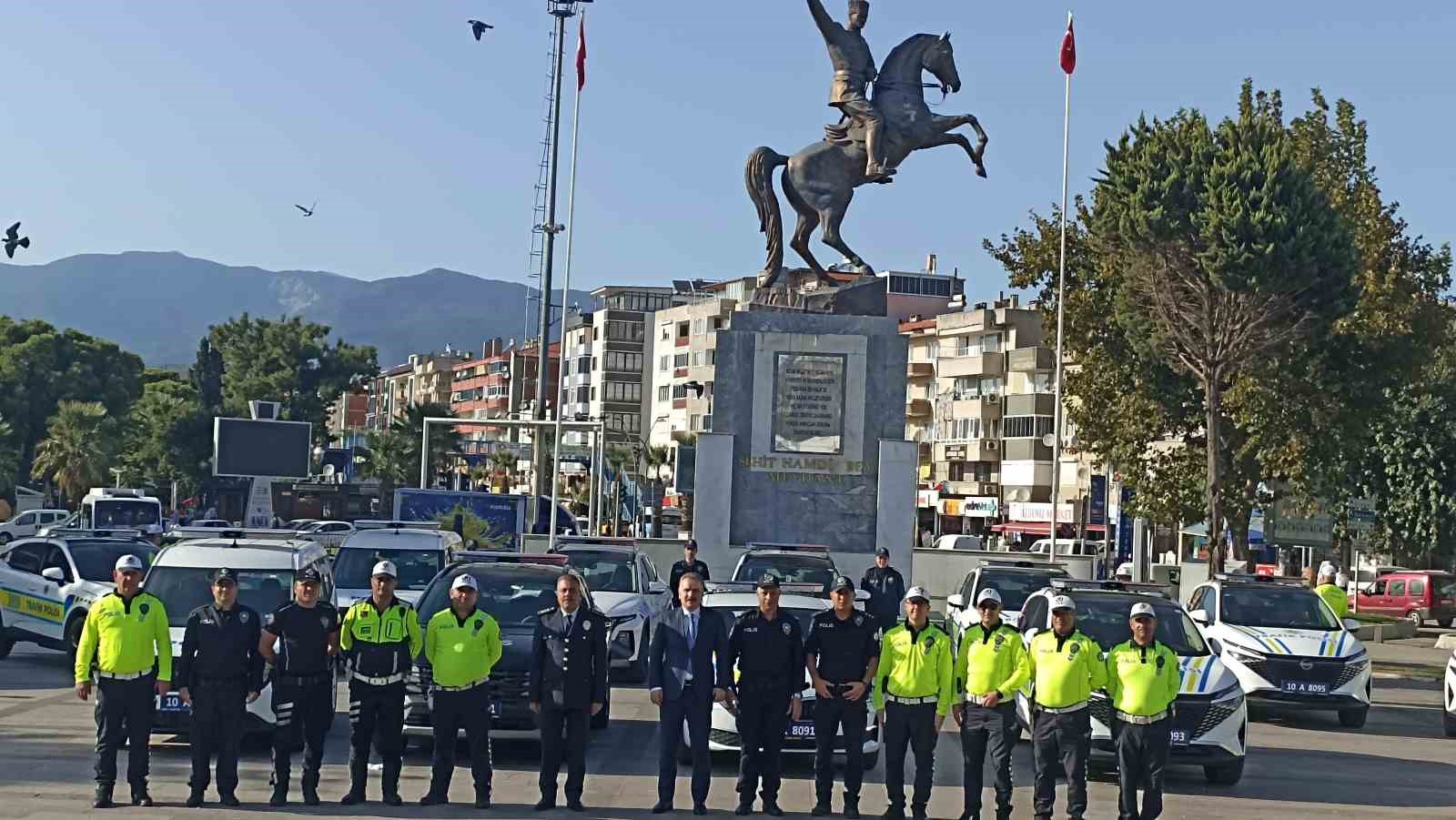 Edremit İlçe Emniyet ve Bölge Trafik İstasyon Amirliğine 26 adet yeni ekip aracı
