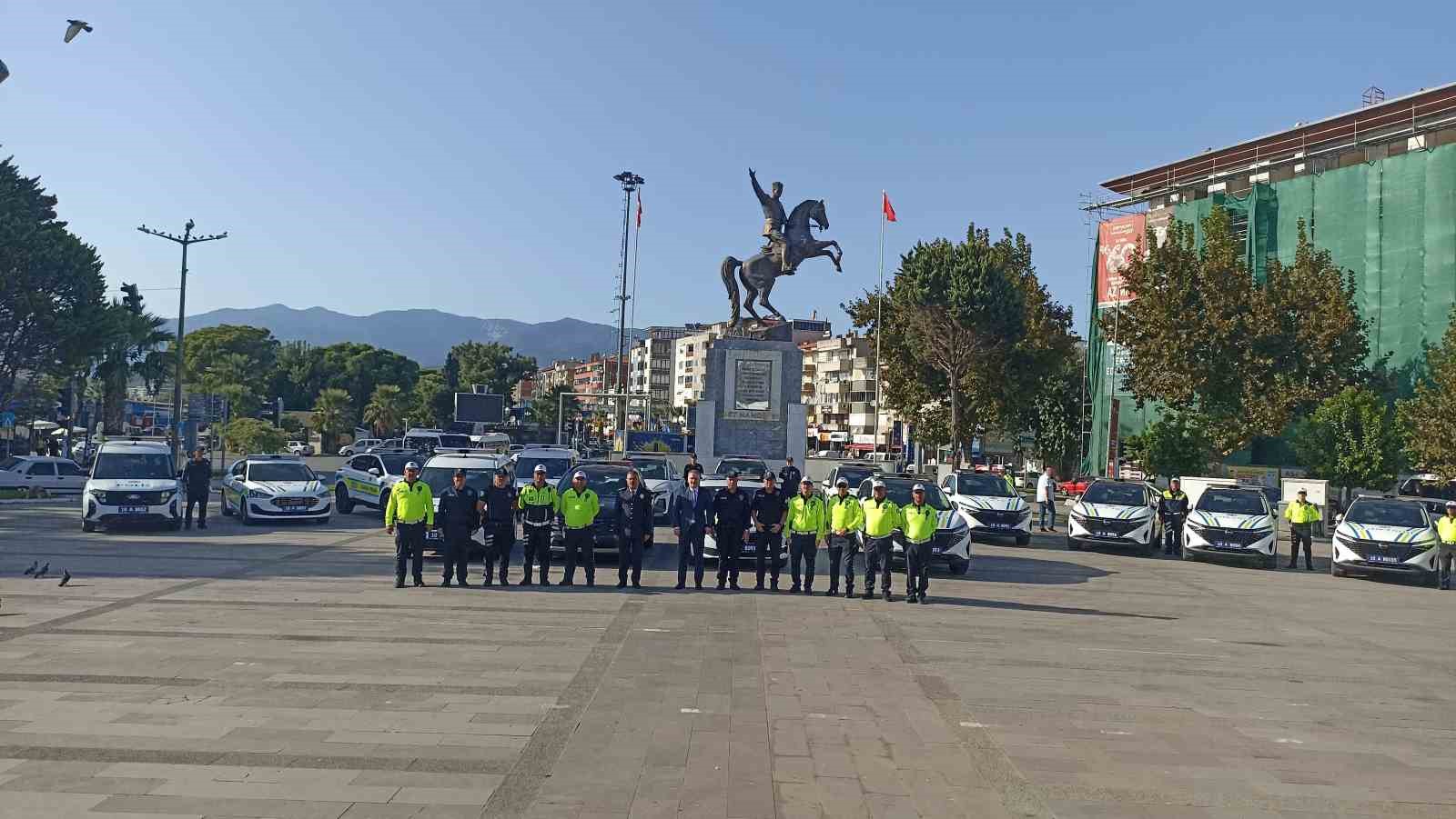 Edremit İlçe Emniyet ve Bölge Trafik İstasyon Amirliğine 26 adet yeni ekip aracı
