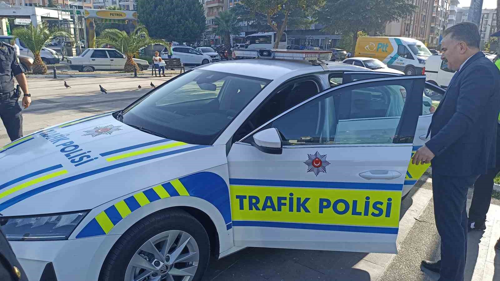 Edremit İlçe Emniyet ve Bölge Trafik İstasyon Amirliğine 26 adet yeni ekip aracı
