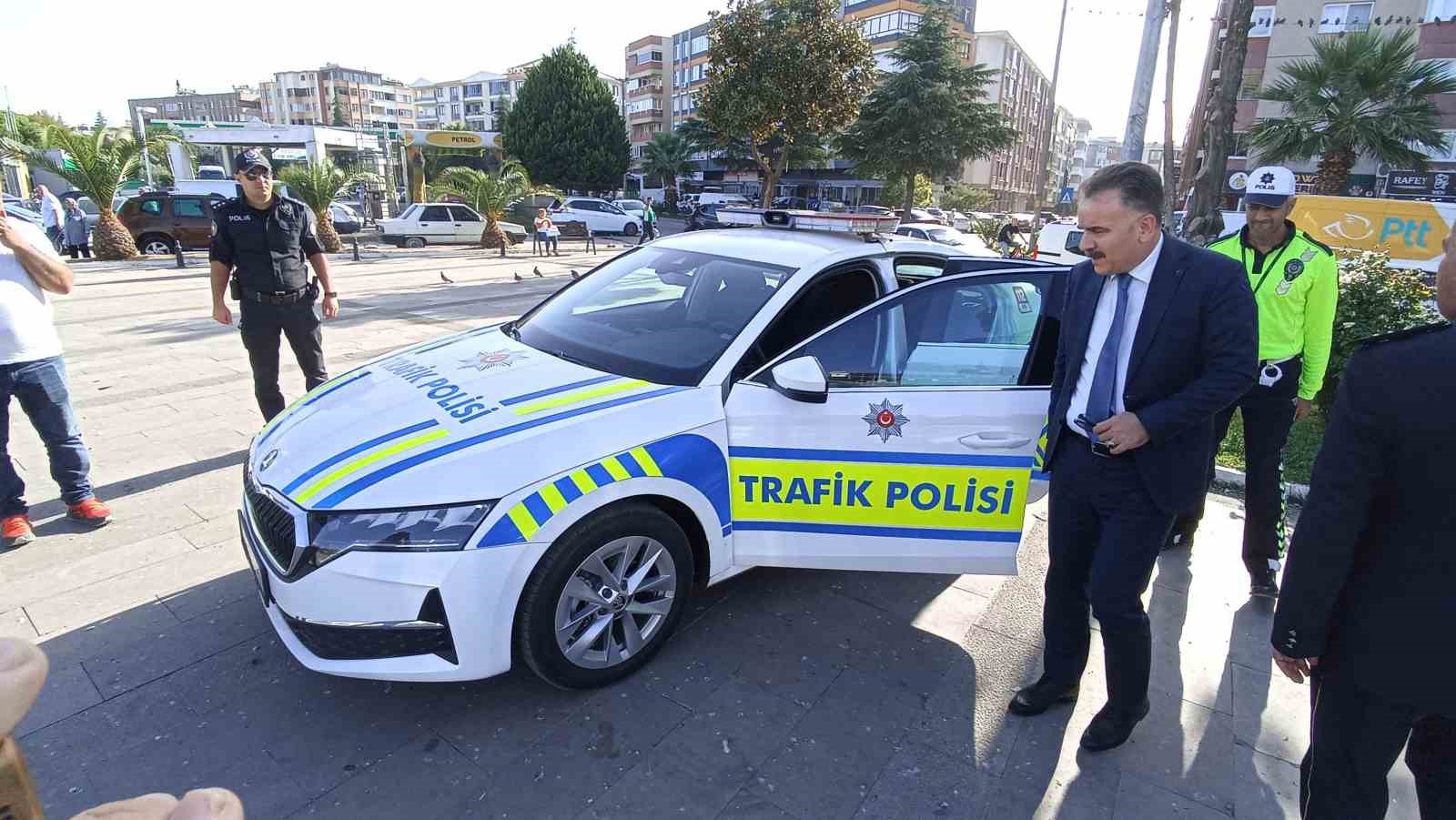 Edremit İlçe Emniyet ve Bölge Trafik İstasyon Amirliğine 26 adet yeni ekip aracı
