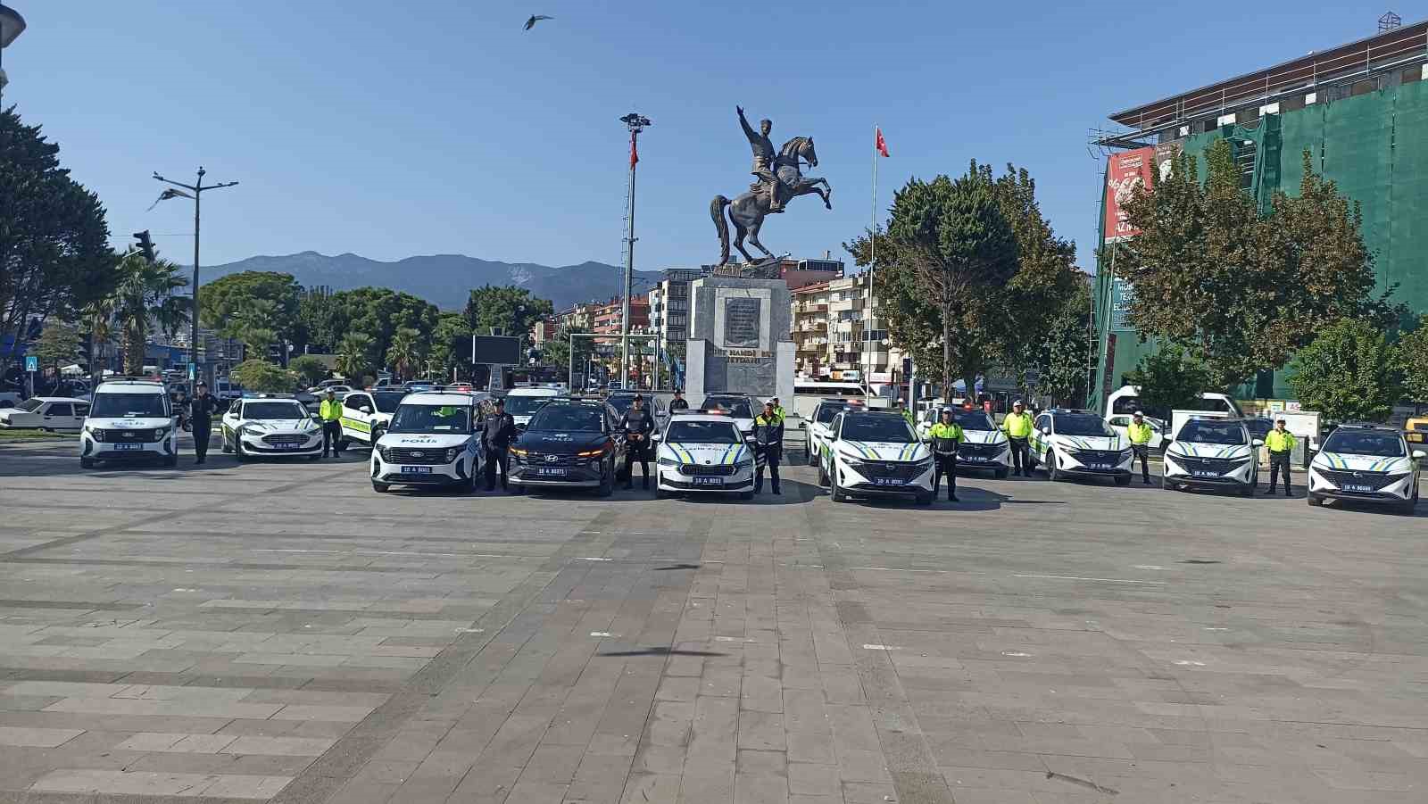 Edremit İlçe Emniyet ve Bölge Trafik İstasyon Amirliğine 26 adet yeni ekip aracı
