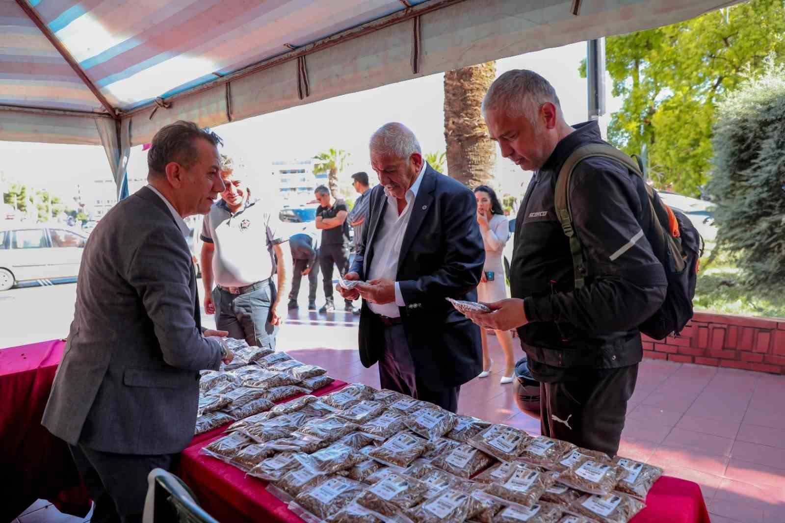 Başkan Yetişkin’den can dostlar için mama dağıtımı
