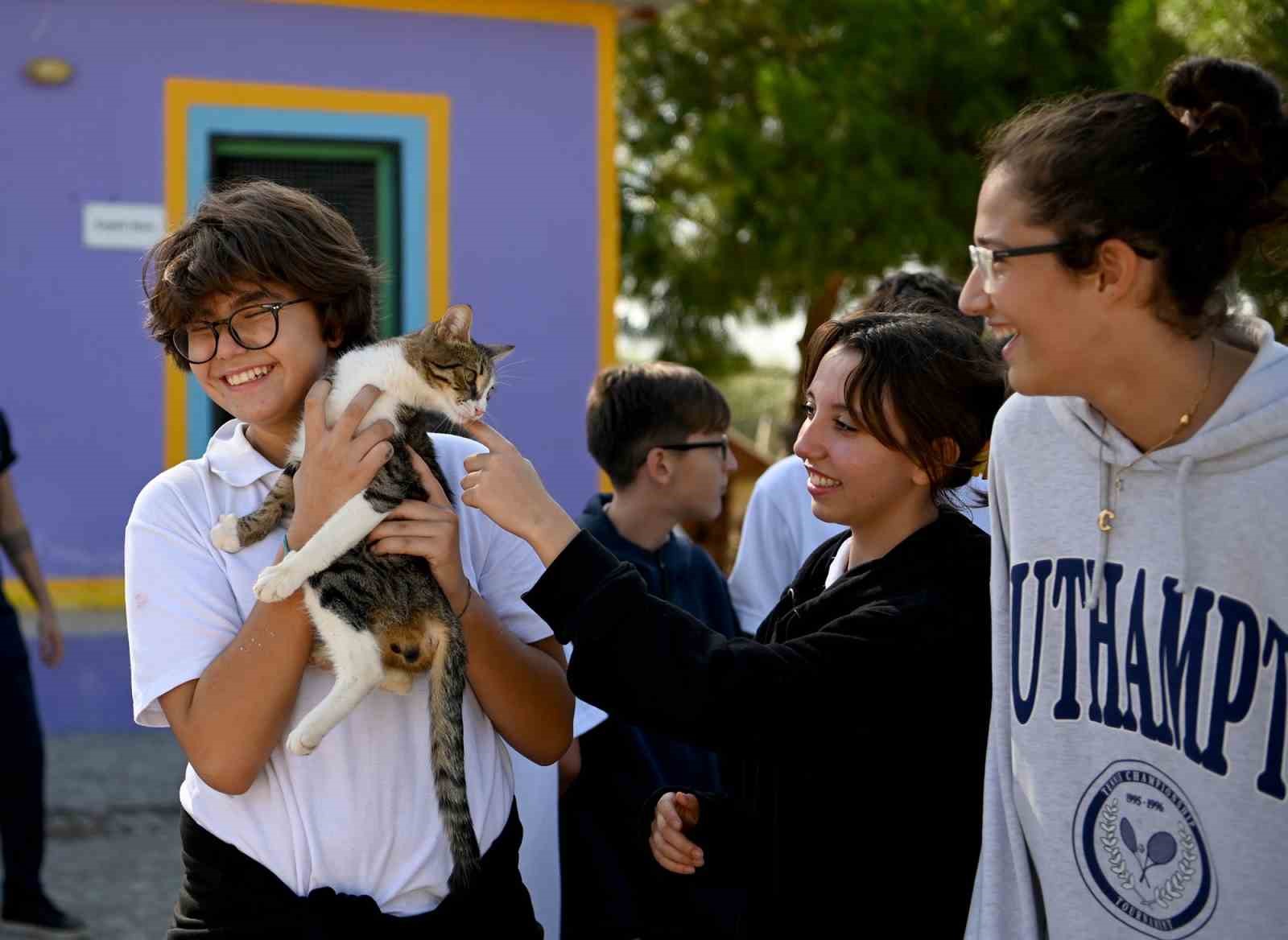 Kuşadası Belediyesi çocukları can dostlarla buluşturdu
