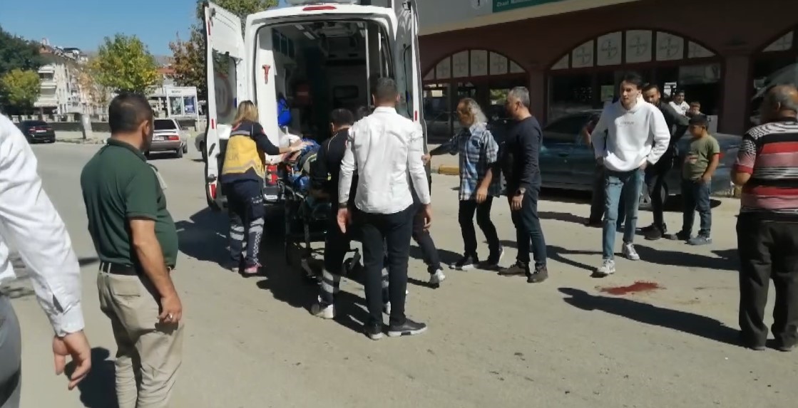 Ehliyetsiz motosiklet sürücüsü yayaya çarptı, o anlar kameraya yansıdı
