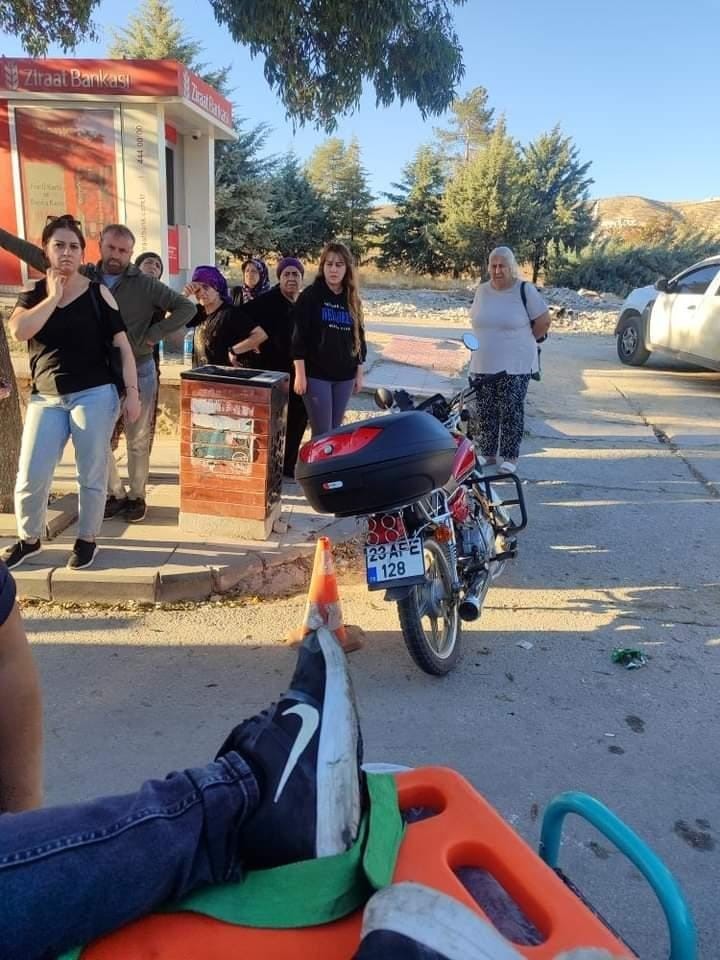 Elazığ’da ticari taksi ile motosiklet çarpıştı: 1 yaralı
