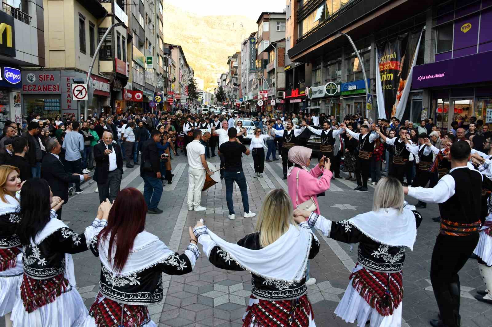 Gümüşhane’de 27. Kuşburnu Festivali başladı
