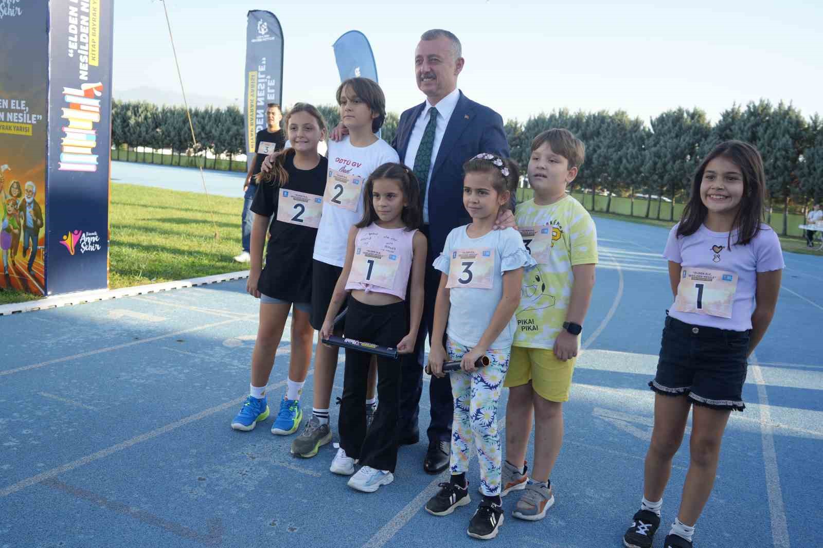 Kuşaklar arası bağları güçlendirmek amacıyla 7’den 70’e atletizm pistinde yarıştılar
