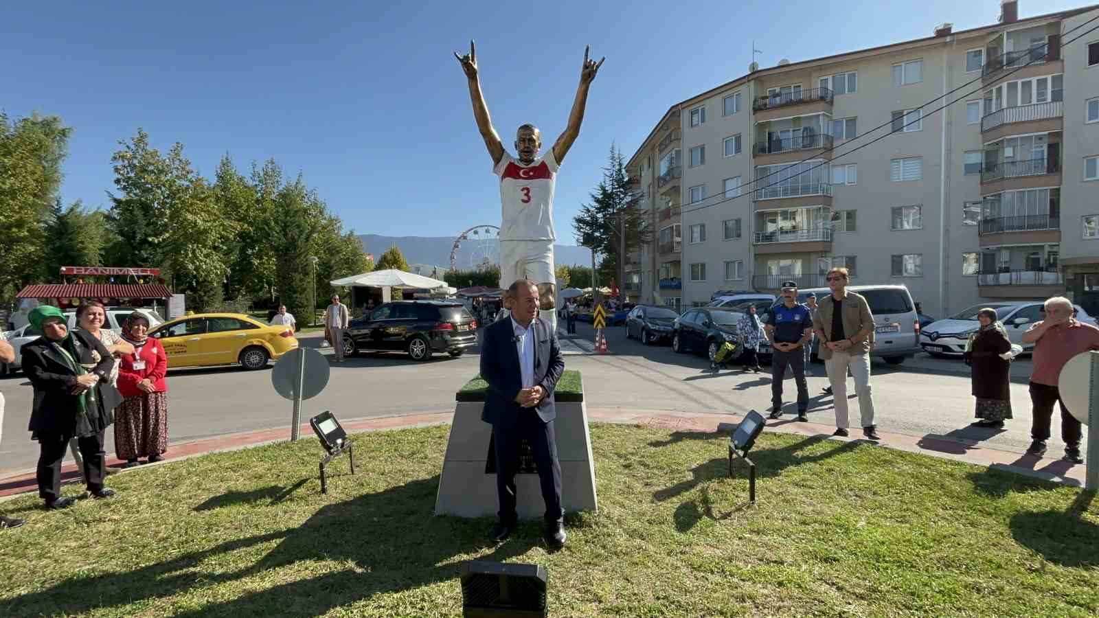 Merih Demiral’dan Tanju Özcan’a ‘heykel’ teşekkürü
