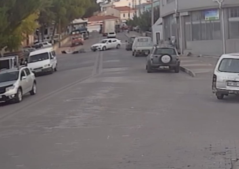 Çanakkale’de otomobil ile motosiklet çarpıştı: Kaza anı güvenlik kamerasına yansıdı
