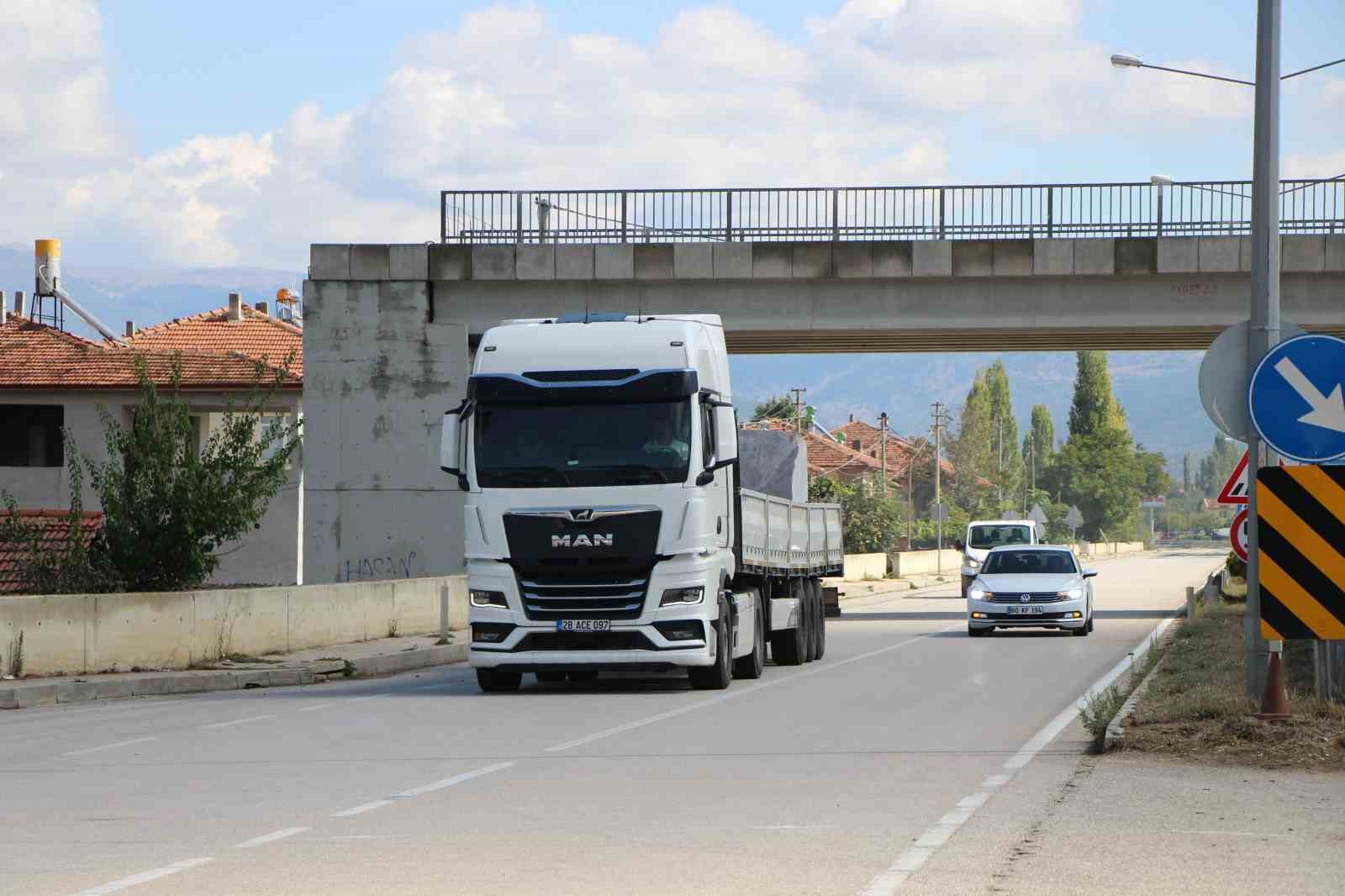 Amasya’da 16 yıldır tamamlanamayan üstgeçitte ağaçlar bitti
