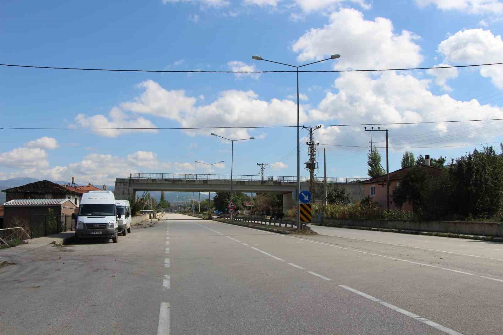 Amasya’da 16 yıldır tamamlanamayan üstgeçitte ağaçlar bitti
