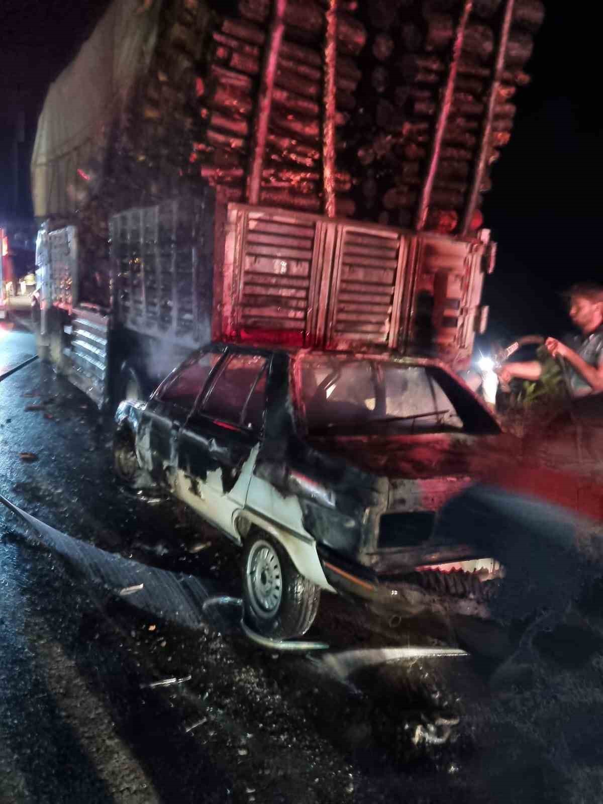 Tomruk yüklü tıra çarpan otomobil alev alev yandı: 1 ağır yaralı
