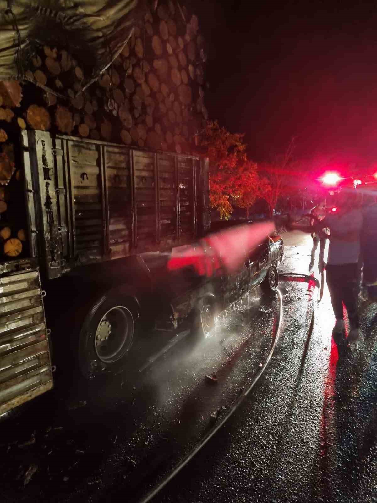 Tomruk yüklü tıra çarpan otomobil alev alev yandı: 1 ağır yaralı
