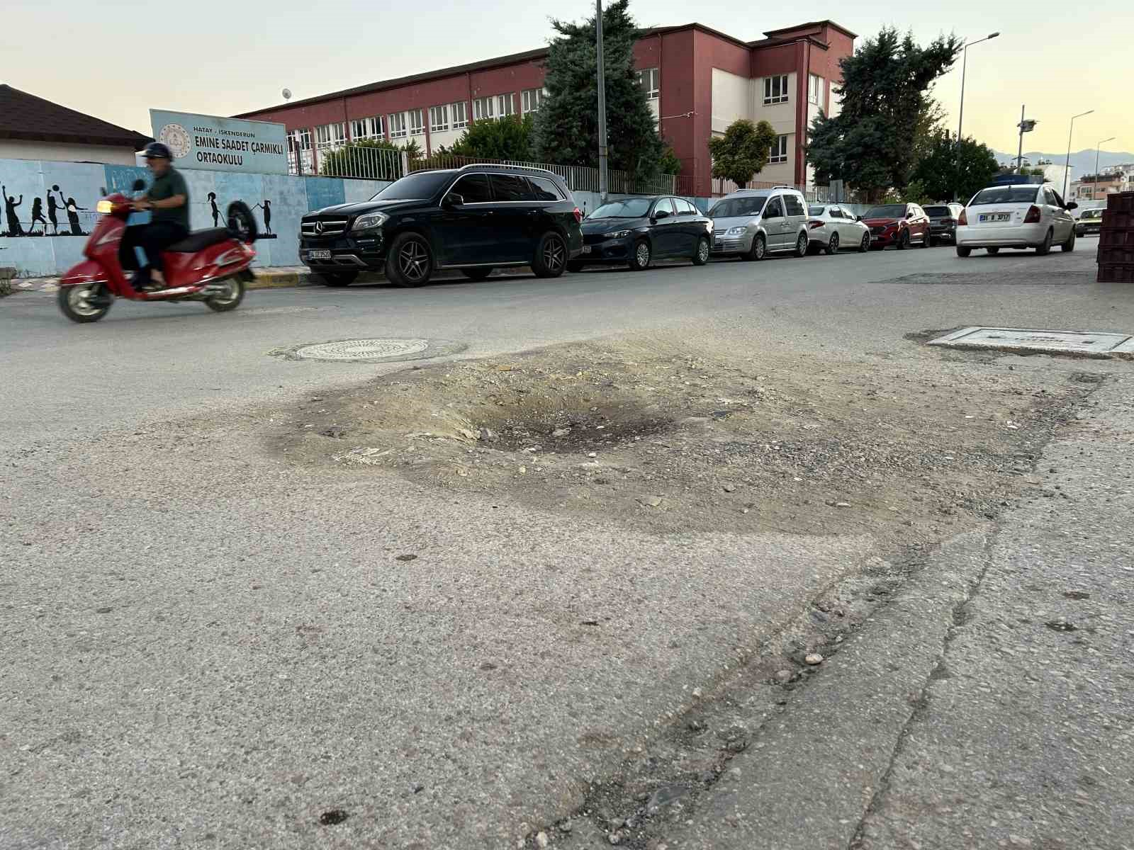 Yoldaki çukura dikkat çekmek için çektiği görüntüyü gören gerçek sandı, o anlar milyonlarca kez izlendi
