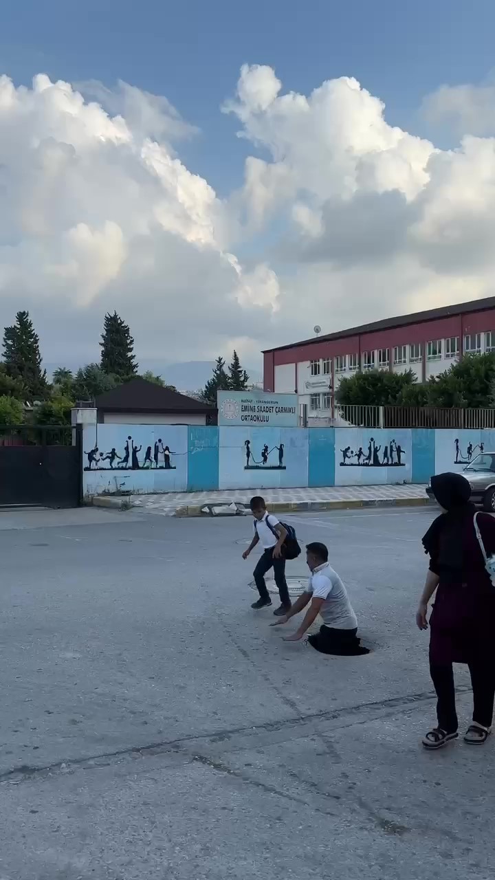 Yoldaki çukura dikkat çekmek için çektiği görüntüyü gören gerçek sandı, o anlar milyonlarca kez izlendi
