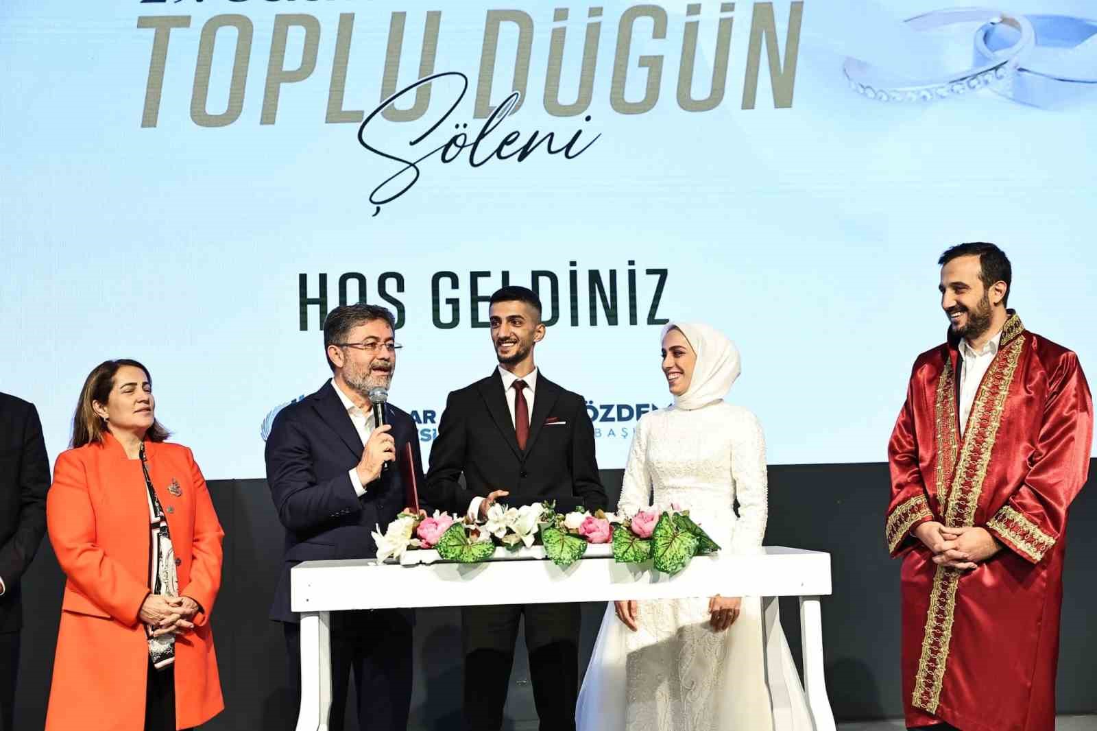 Bağcılar’da 7 çift, Bakan Yumaklı’nın şahitliğinde dünya evine girdi
