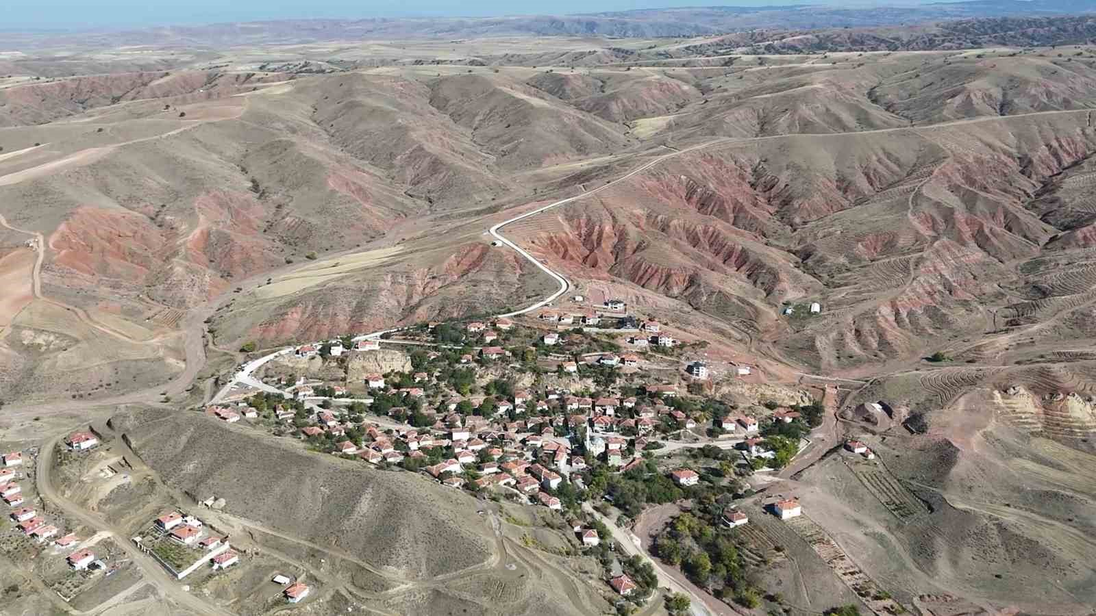 Asfaltlanan yol köylünün yüzünü güldürdü: 