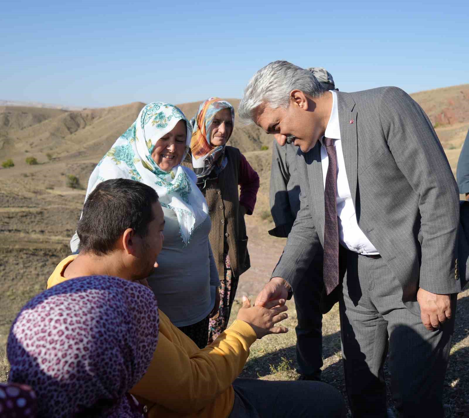 Asfaltlanan yol köylünün yüzünü güldürdü: 