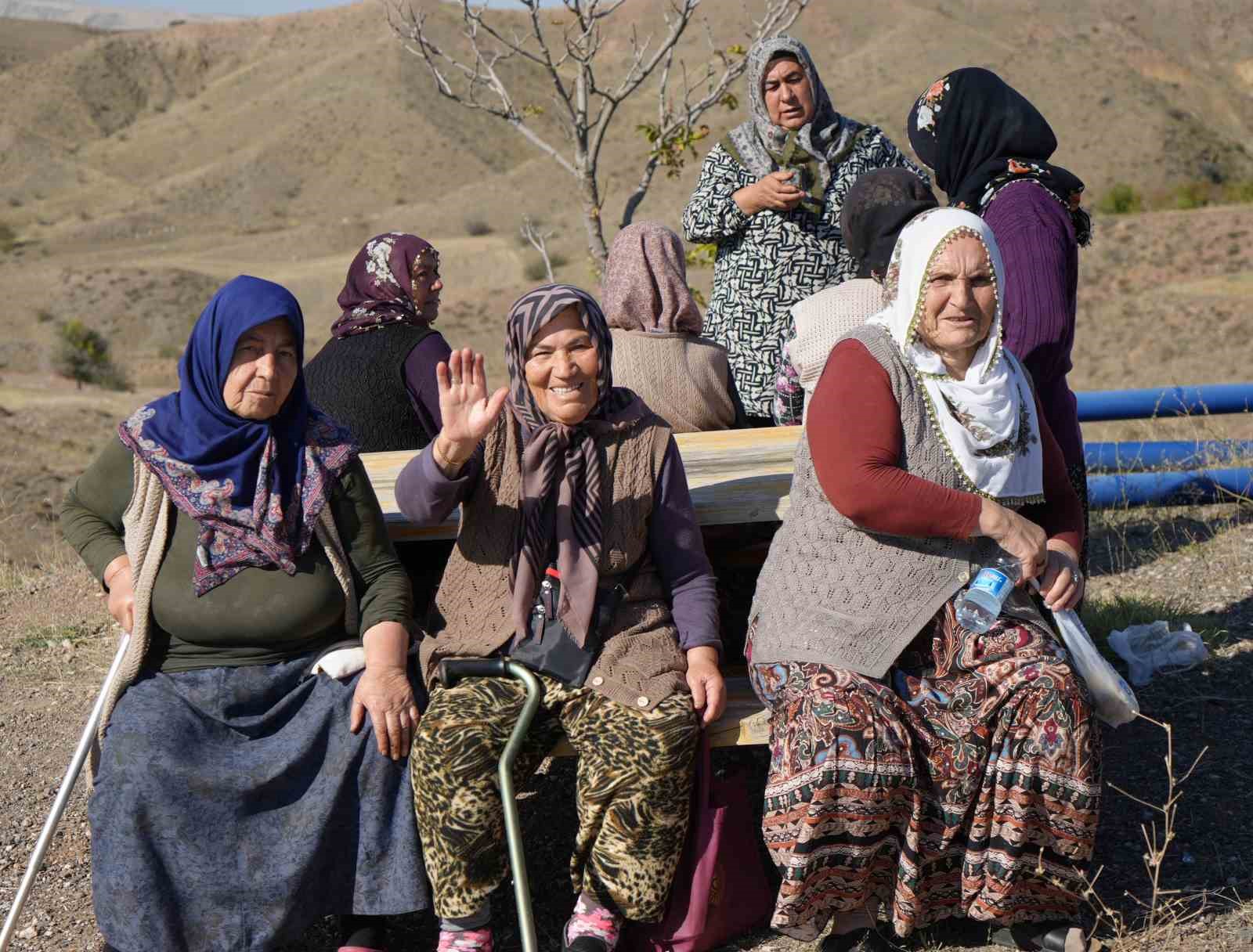 Asfaltlanan yol köylünün yüzünü güldürdü: 