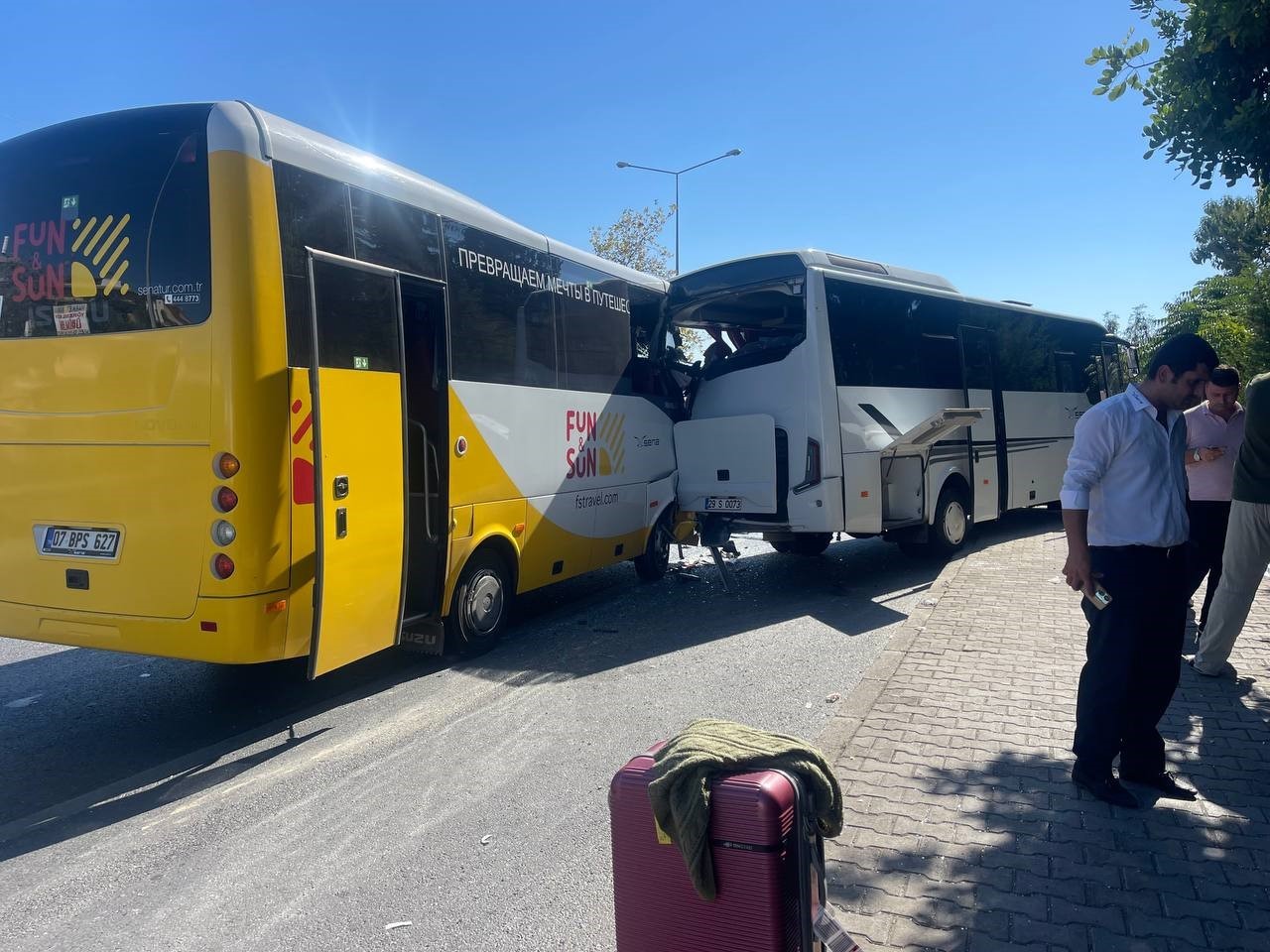 Antalya’da tur midibüsleri çarpıştı: 12 yaralı
