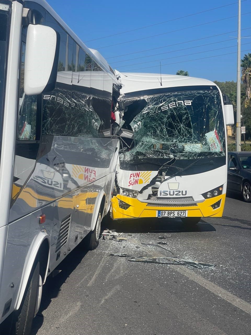 Antalya’da tur midibüsleri çarpıştı: 12 yaralı
