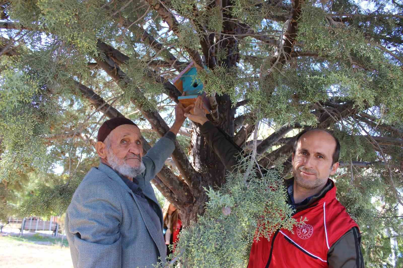 Karaman’da kuş evleri ağaçlara yerleştirildi
